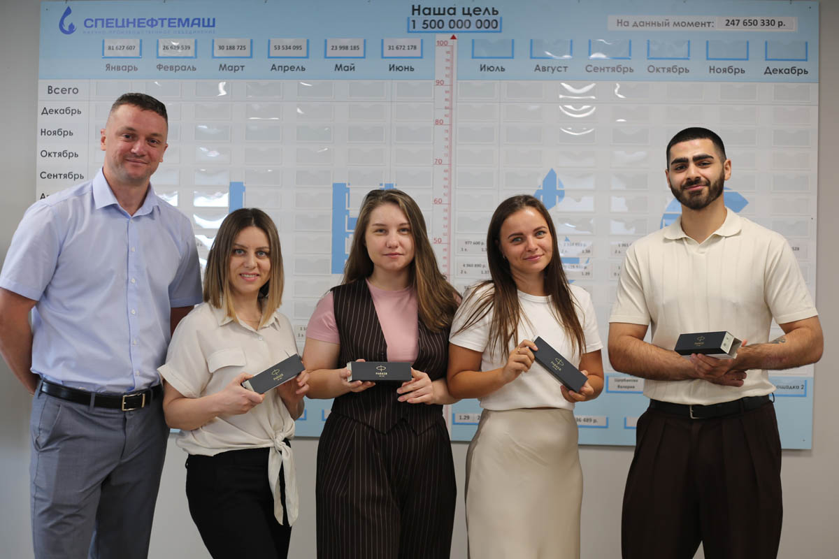 Традиция дарить подарки новым сотрудникам отдела продаж